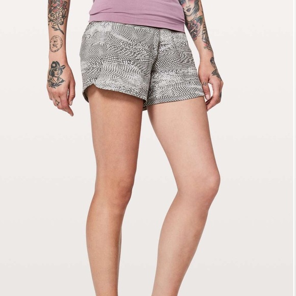 SOLD💕Lululemon Run Times Short II *4” EUC - Picture 2 of 9